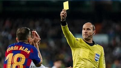 حكم إسباني شهير يعترف بمنع برشلونة من تحقيق لقب الدوري 