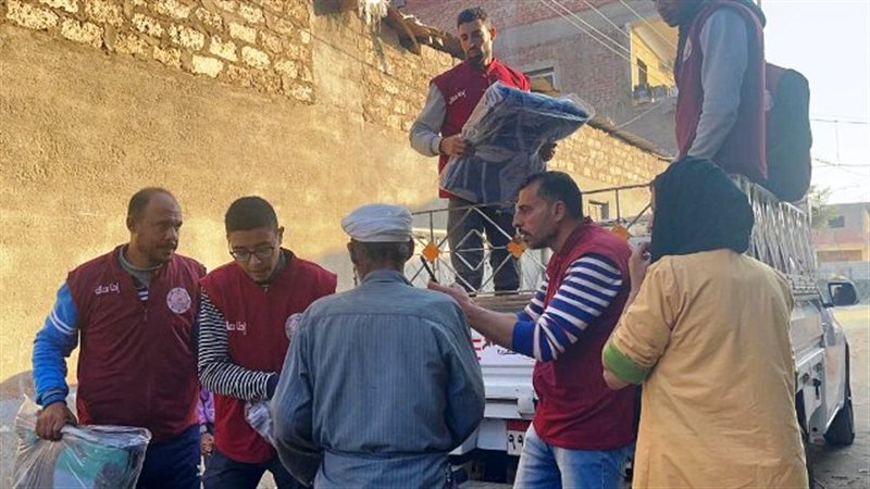جانب من توزيع البطاطين،