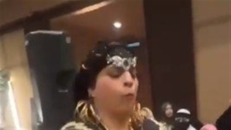 أم تلقي بأسور ذهب
