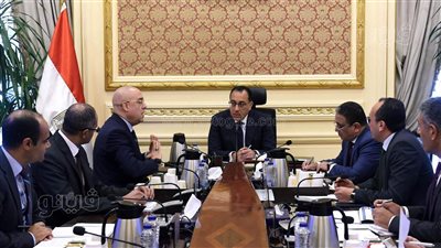 رئيس الوزراء يتابع مشروعات تحلية مياه البحر والصرف بالإسكندرية 