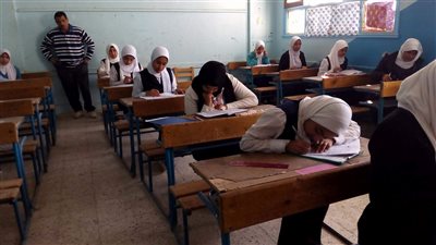 وكيل تعليم البحيرة يتفقد لجان امتحانات الإعدادية والثانوية (صور)