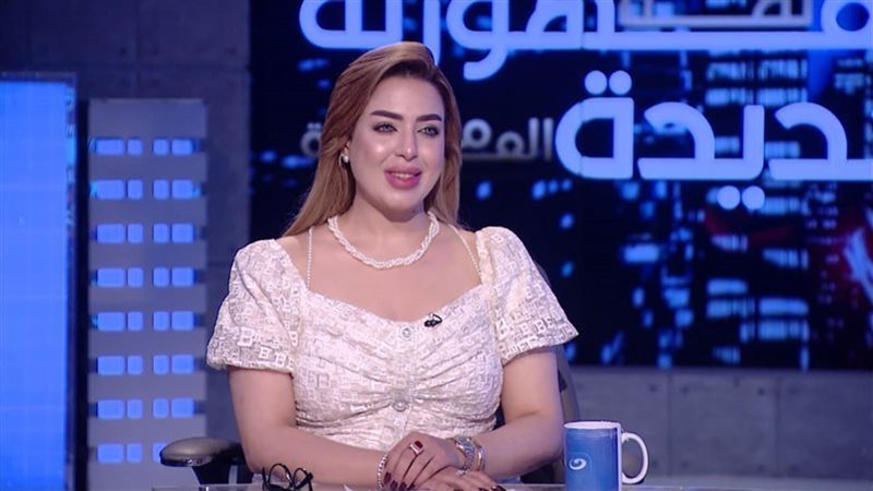 المذيعة مني العمدة،