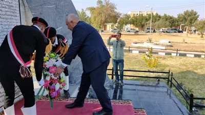 محافظ الوادي الجديد يضع إكليلًا من الزهور على النصب التذكاري لشهداء الشرطة