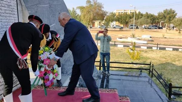 محافظ الوادي الجديد يضع إكليلًا من الزهور على النصب التذكاري لشهداء الشرطة 