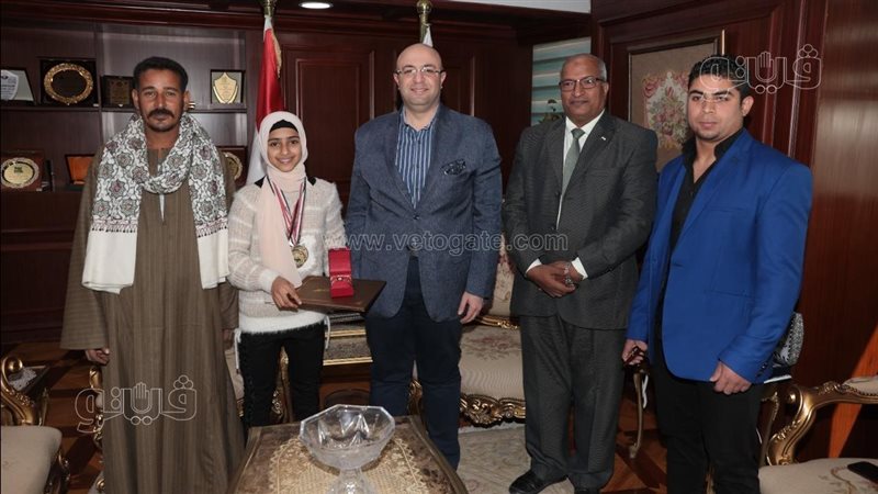  محافظ بني سويف يُكرّم