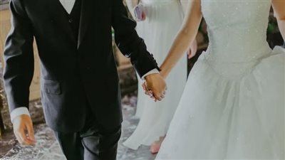 عروس تُثير الجدل بدعوة عشاقها السابقين لحفل زفافها