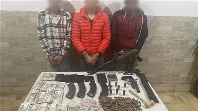 حبس 3 أشخاص بتهمة حيازة أسلحة نارية ومخدرات بالهرم