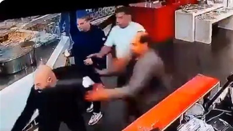 لبناني يطلق النار