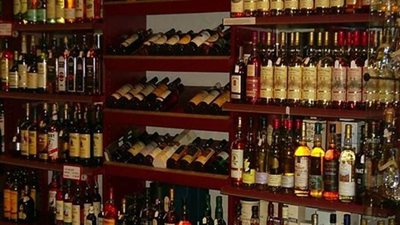 الجمارك تعلن تخفيض تعريفة المشروبات الروحية بالفنادق