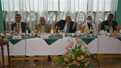 محافظ الوادي الجديد يكرم سكرتير عام المحافظة السابق