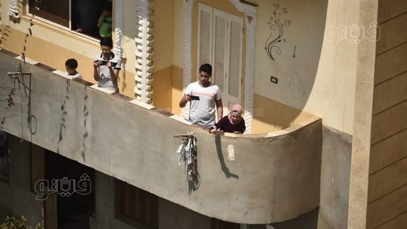 أطفال قرية يتابعون