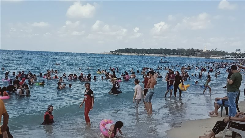 إقبال كثيف على شواطئ