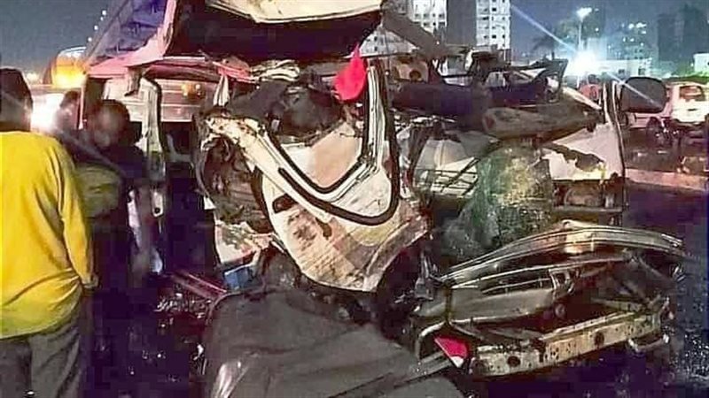 إنقلاب سيارة بالطريق