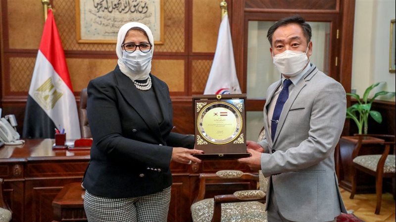وزيرة الصحة وسفير