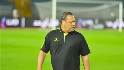 ضياء السيد يظهر بالتتش لمتابعة لقاء الأهلي وبتروجيت