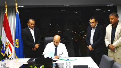 محافظ أسوان يعتمد نتيجة اختبار العناصر الشبابية بوحدة المتغيرات المكانية