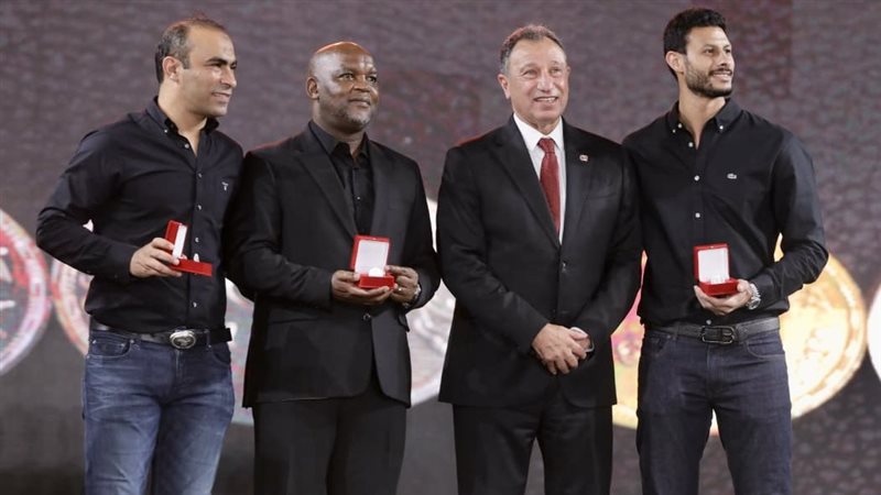 الخطيب يهدي عبد الحفيظ