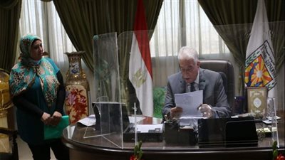 محافظ جنوب سيناء يستقبل سيدة وعدها السيسي بحل مشكلاتها 