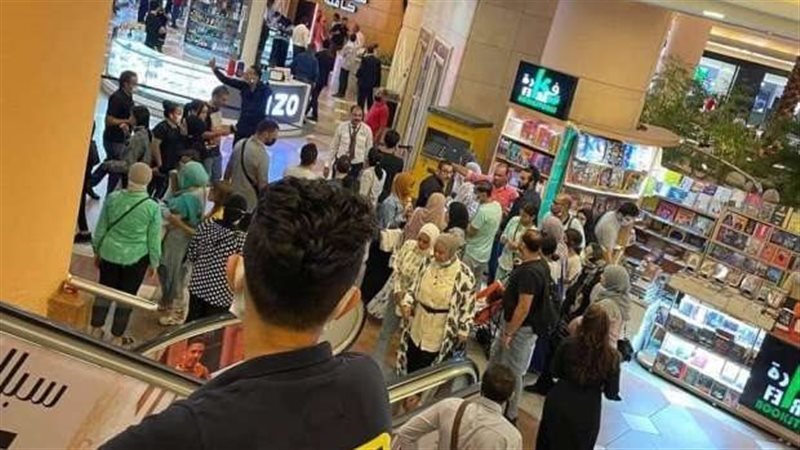 سقوط فتاة داخل مول