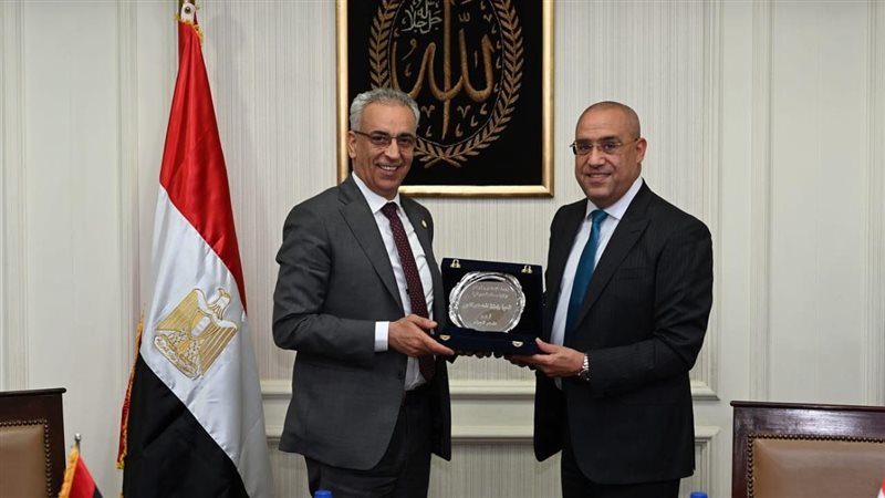 وزير الإسكان ونظيره