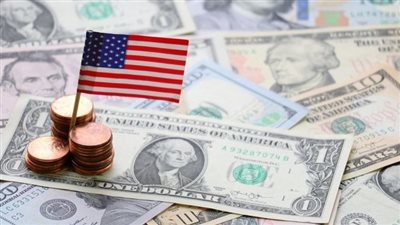 بنوك مركزية تتجه للتخلص من الدولار في احتياطياتها بسبب سياسات أمريكا