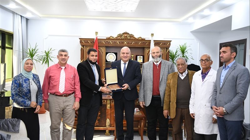 محافظ قنا وقافلة