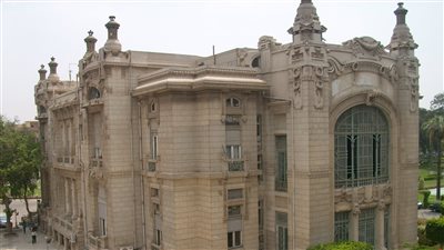 رئيس جامعة عين شمس يتفقد أعمال ترميم قصر الزعفران