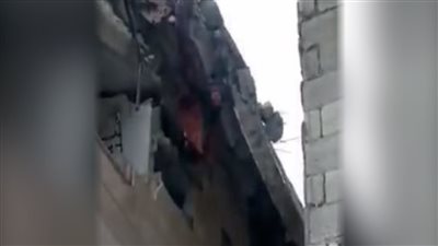 مشهد مأساوي لتلقين الشهادة لطفل سوري عالق بأنقاض منزل في الزلزال (فيديو) 