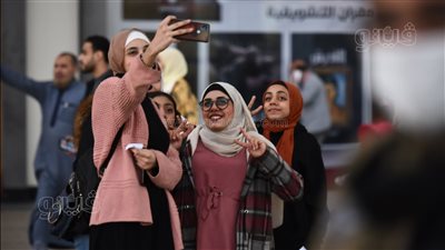 جمهور معرض الكتاب يودع الدورة الـ 54 بلقطات تذكارية وحقائب كتب (صور)