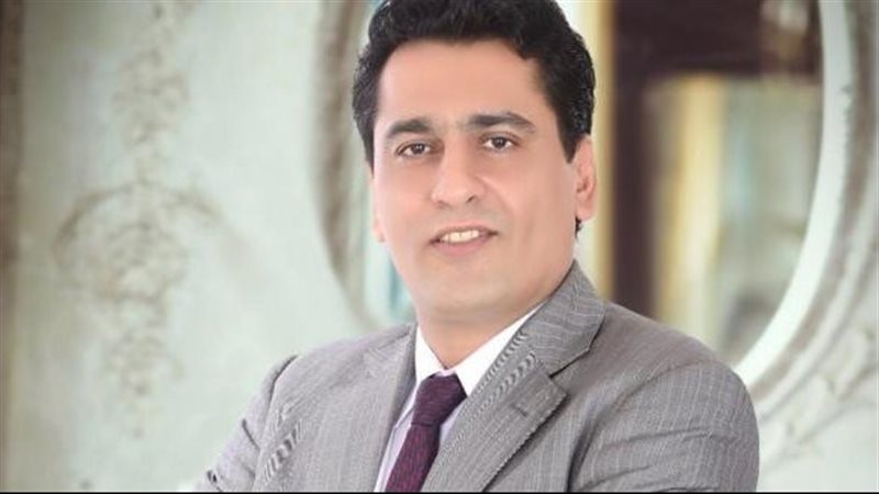 الكاتب الصحفي أيمن