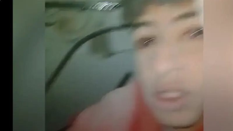 شاب سوري تحت الأنقاض،