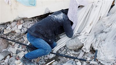 سوري يضحي بحياته لإنقاذ طفله من تحت الأنقاض 
