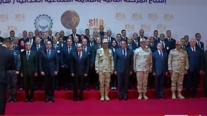 السيسي يلتقط صورا