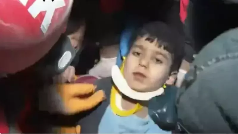 إنقاذ طفل من تحت