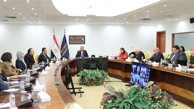 وزير الاتصالات خلال