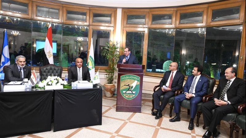 الملا خلال اللقاء