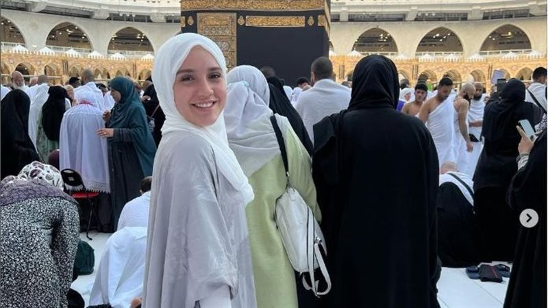 رنا رئيس تؤدي مناسك