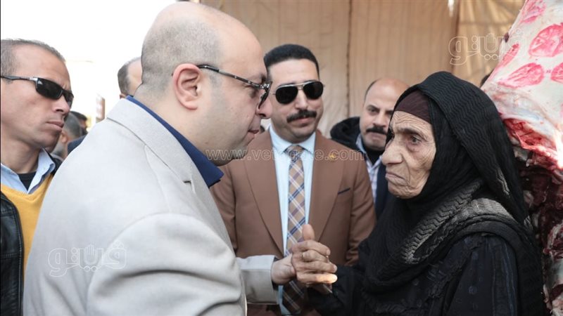محافظ بني سويف يستمع
