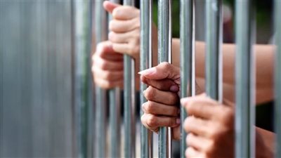 وعدته بسهرة حمراء، حبس ربة منزل و3 آخرين بتهمة استدراج شاب واحتجازه بأكتوبر