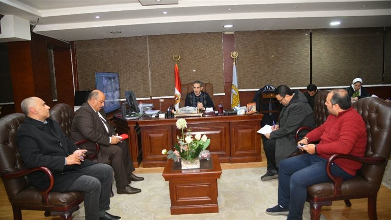 محافظ الغربية يجتمع