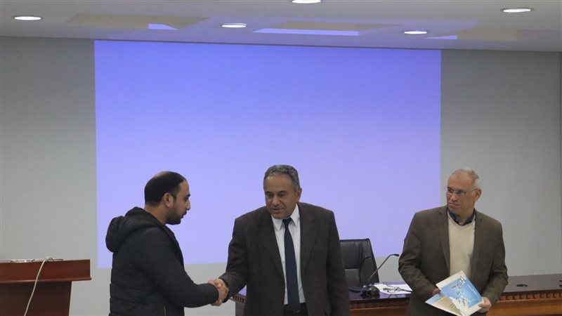 إجتماع للعاملين بمركز