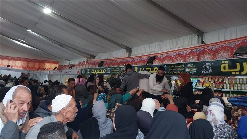 زحام المواطنين لشراء