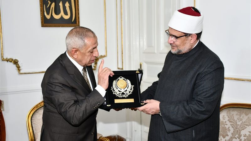 إهداء درع الأكاديمية