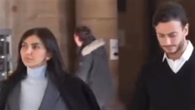 القلق يسيطر على لمجرد في ساحة المحكمة وزوجته تسانده (صور وفيديو)