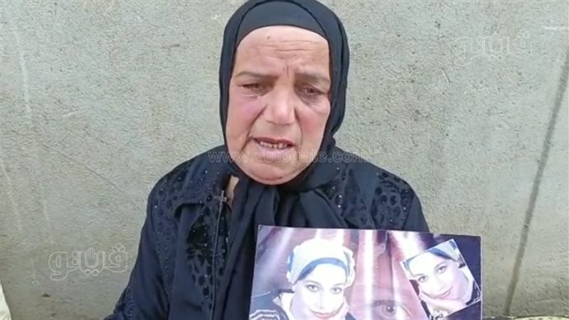 والدة نورا مع صورة