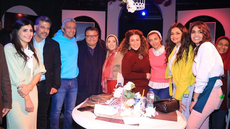 فريق مسرحية بيت روز،