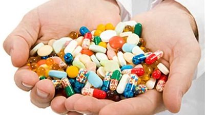 تناول المسكنات على معدة فارغة قنبلة موقوتة تهدد صحة الجهاز الهضمي.. نزيف المعدة والقرحة الهضمية أبرز المضاعفات.. ونصائح الأطباء للتعامل الآمن مع الشعور بالألم
