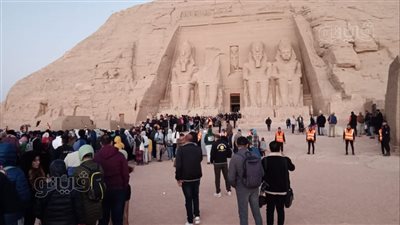 توافد الزائرين على معبدي رمسيس بأبو سمبل لمشاهدة ظاهرة تعامد الشمس (فيديو وصور)
