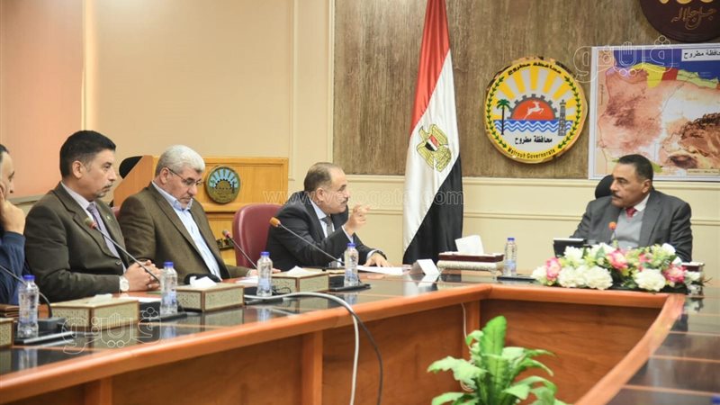محافظ مطروح يناقش
