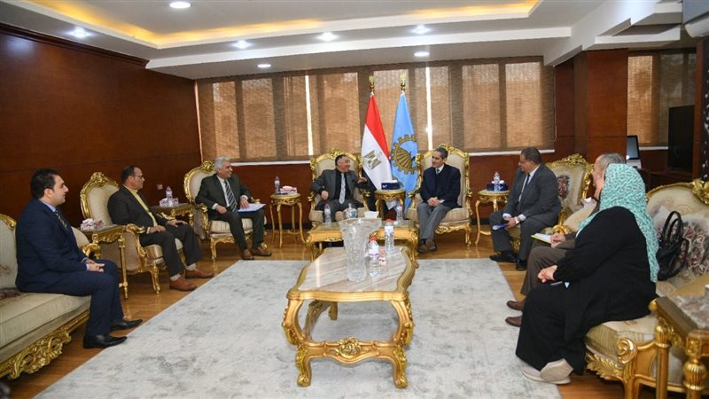 محافظ الغربية يناقش